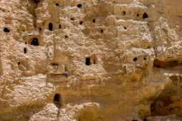 Du lịch - Khám phá hàng ngàn hang động bí ẩn như tổ mối khổng lồ trên dãy Himalaya