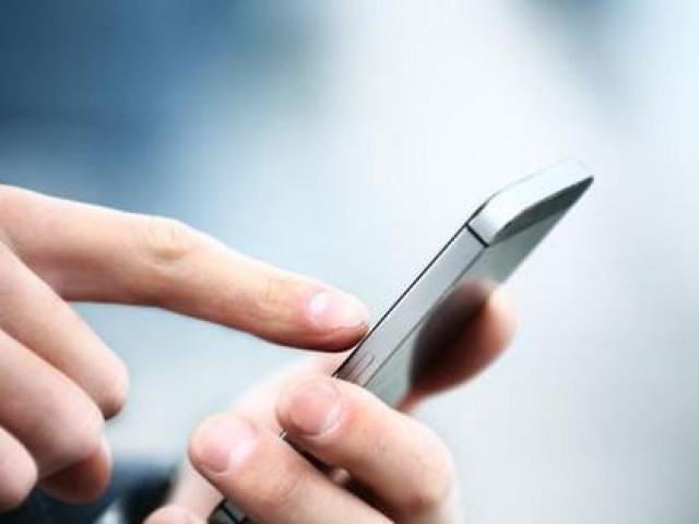 Giáo dục - du học - Thí sinh khoét dép nhét điện thoại mang vào phòng thi