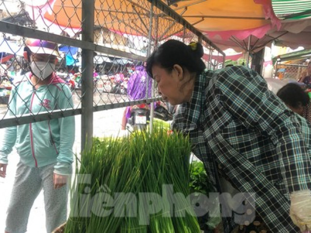 Thị trường - Tiêu dùng - Thời tiết thất thường, giá xăng tăng, rau xanh đắt ngang thịt heo