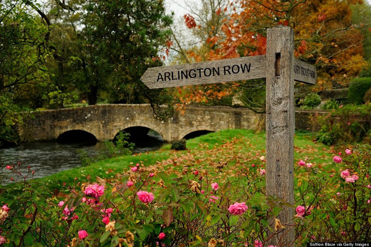 Một trong những điểm du lịch chính của ngôi làng nhìn ra đồng cỏ cũng như dòng sông Arlington Row.
