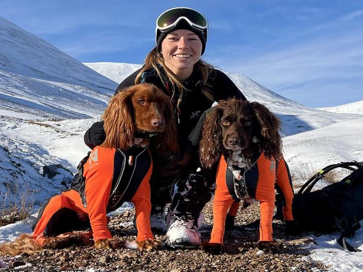 Bạn trẻ - Cuộc sống - Clip: Hai chú chó đáng yêu theo cô chủ phiêu lưu cắm trại hoang dã