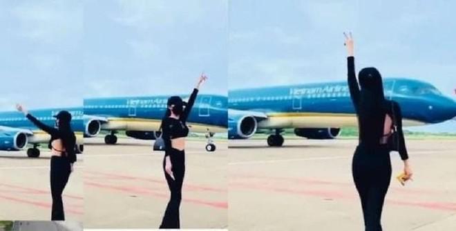 Hình ảnh cô gái áo đen nhún nhảy quay Tiktok khi máy bay đang di chuyển, nhiều người tỏ ra lo ngại