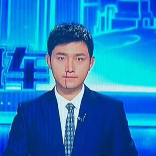 Đang dẫn chương trình thời sự, nam MC bất ngờ bị chảy máu mũi và màn xử lý xuất sắc - 1