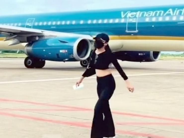 Tin tức 24h qua: Nữ hành khách “hồn nhiên” ra sát máy bay đang lăn bánh để… quay video