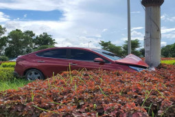 Tin tức trong ngày - Clip: Lao như tên vào vòng xuyến, ô tô bay lên không, húc đầu vào cột điện