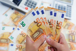 Kinh doanh - Đồng Euro tụt giá về mức gần bằng USD sau nhiều thập kỷ