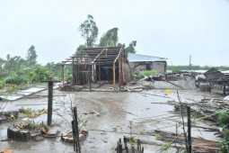 Tin tức trong ngày - Mưa giông, gió lốc khiến miền Tây chìm trong "biển nước", hàng trăm căn nhà tốc mái