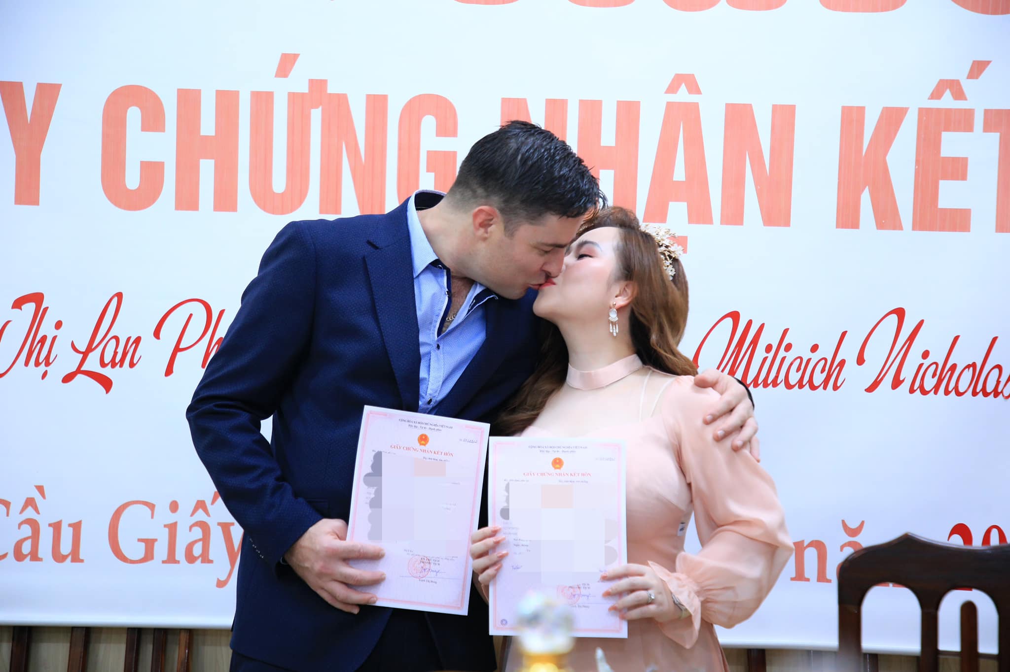 “Cô gái mét rưỡi” Trương Phương nhận giấy chứng nhận kết hôn ở UBND quận với chồng Tây cao 2m - 3