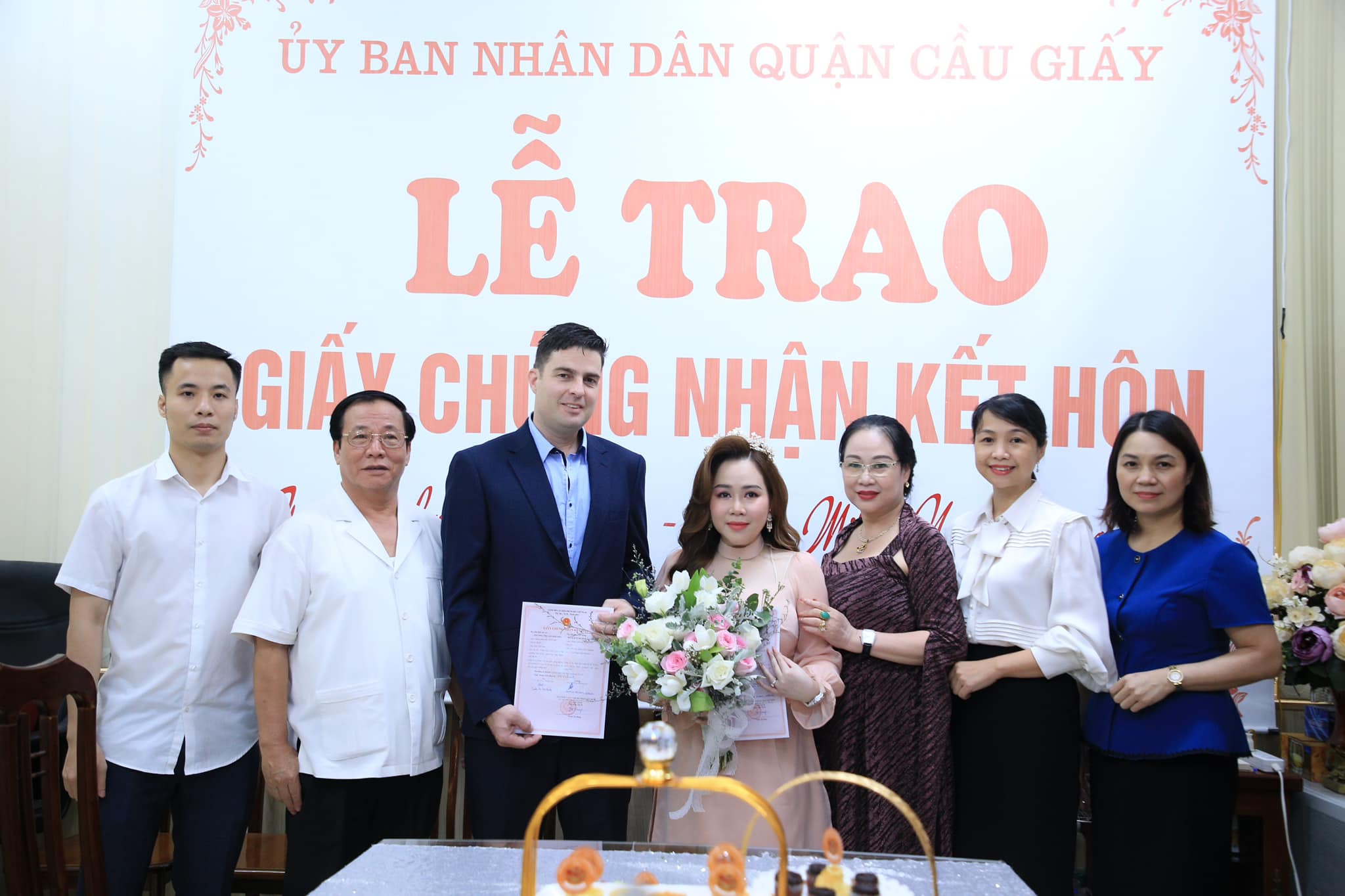 “Cô gái mét rưỡi” Trương Phương nhận giấy chứng nhận kết hôn ở UBND quận với chồng Tây cao 2m - 1