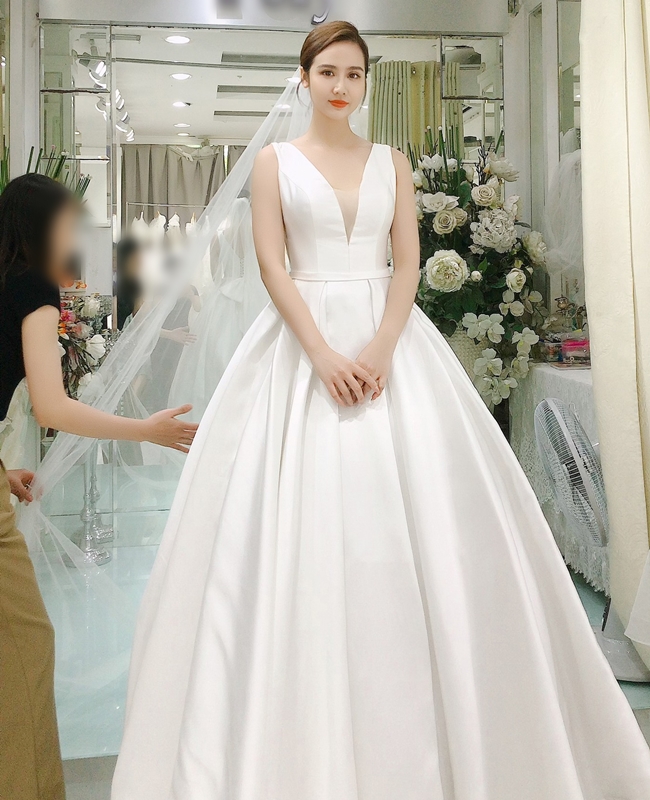 Rò rỉ hình ảnh Huyền Lizzie diện đồ cưới: Danh tính chú rể kém 2 tuổi gây bất ngờ - 1