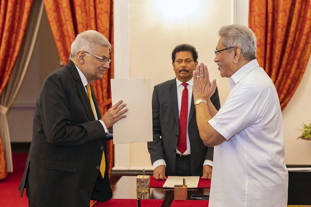 Tổng thống Sri Lanka&nbsp;Gotabaya Rajapaksa (trái) và Thủ tướng Sri Lanka&nbsp;Ranil Wickremesinghe (phải) (ảnh:&nbsp;Aljazeera)