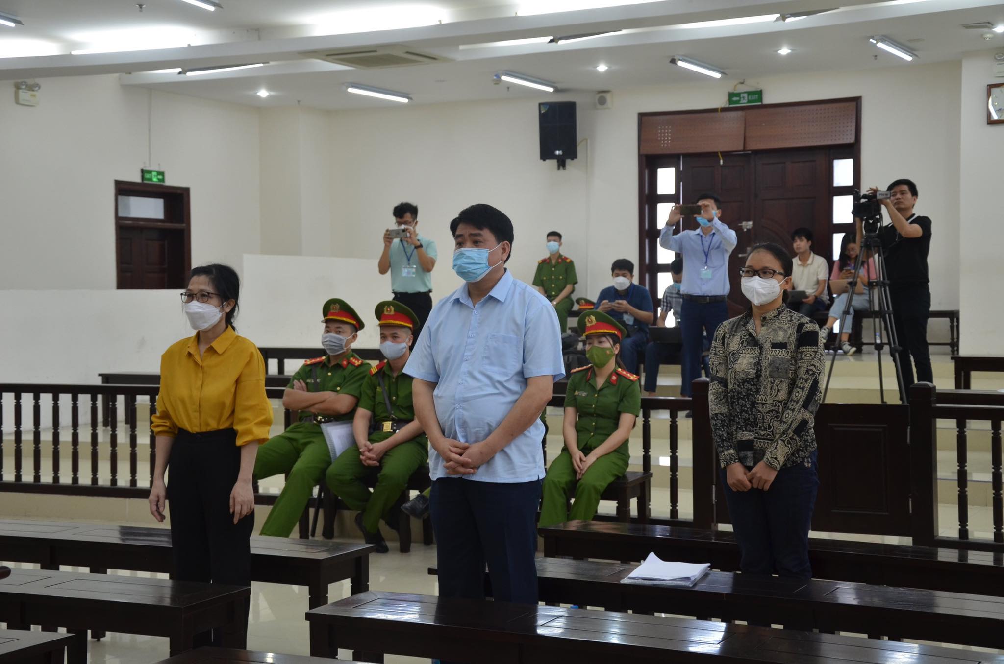 Cựu Chủ tịch TP,Hà Nội Nguyễn Đức Chung và 2 bị cáo tại phiên xét xử.
