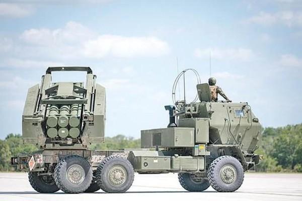 Quân đội Ukraine đã nhận được 8 hệ
thống M142 HIMARS, 4 tổ hợp nữa đang trên đường tới, họ nhanh chóng
vẽ ra sơ đồ kho tàng của Nga dựa trên những tuyến đường sắt và tích
cực tổ chức đánh phá.