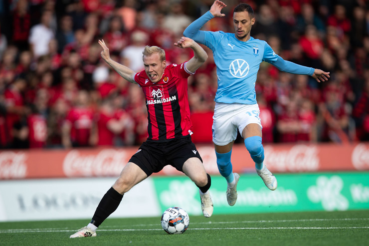 Malmo (áo xanh dương) tiếp tục trải qua một màn rượt đuổi tỷ số hấp dẫn và căng thẳng với Vikingur Reykjavik trong nỗ lực tranh vé đi tiếp ở vòng loại đầu tiên của Champions League năm nay