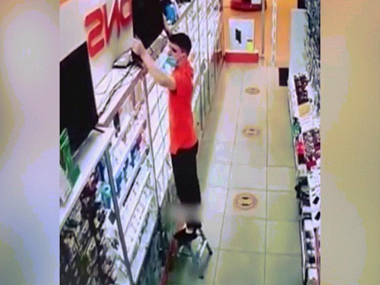 Thời trang Hi-tech - Clip: Sai một ly đi một hàng, anh nhân viên "nhọ" nhất năm