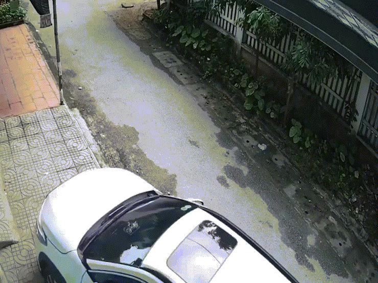 Ô tô - Clip: "Dở khóc dở cười" nữ tài xế đỗ ô tô đâm gãy cột rồi ra sửa chữa
