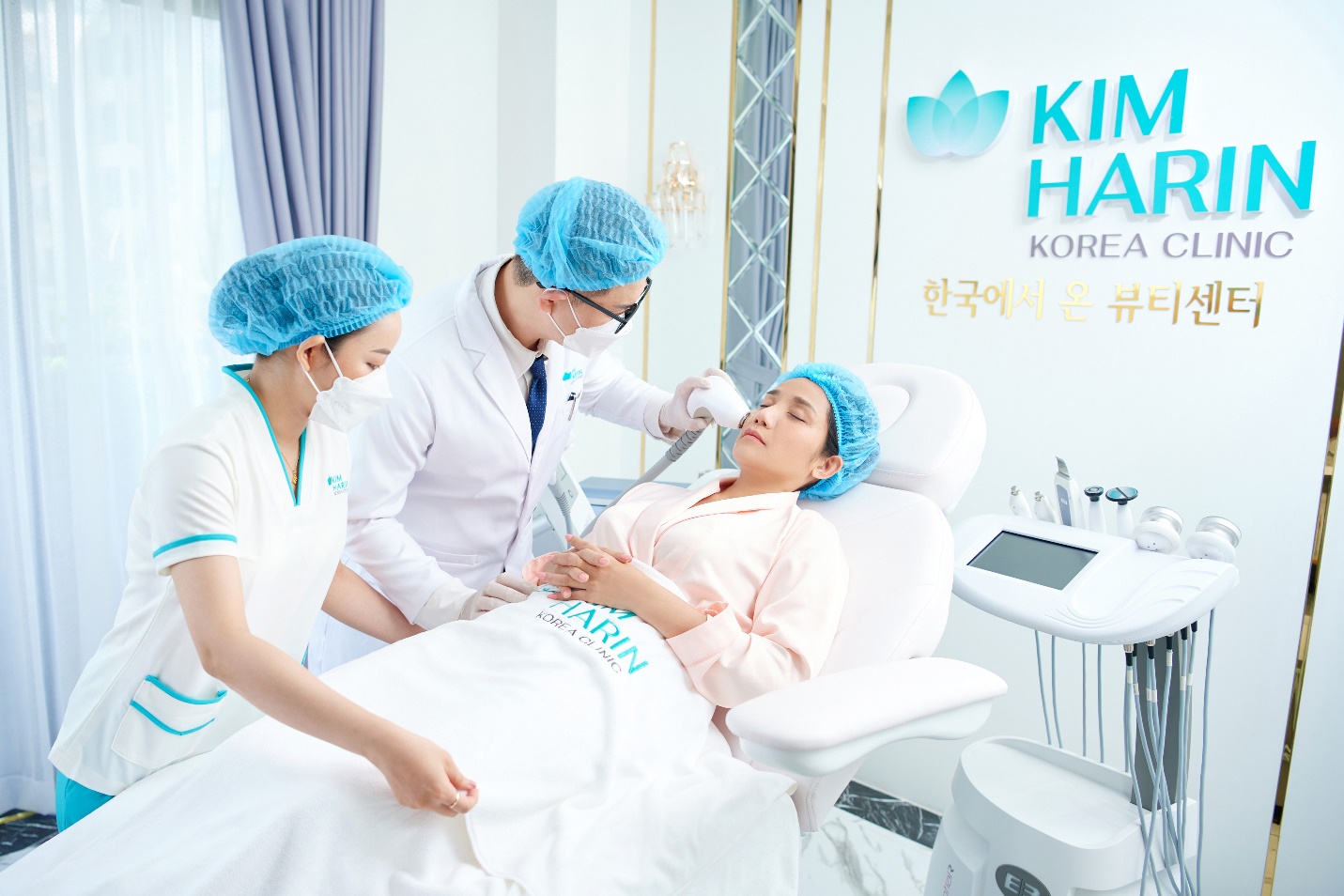 Chuyên gia Thẩm mỹ Hàn Quốc thực hiện công nghệ trẻ hóa StemXtra cho nghệ sĩ Cát Tường.