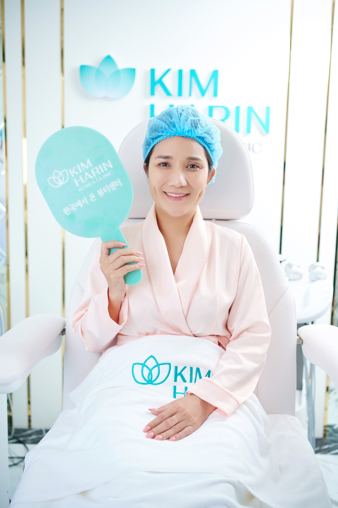 Nghệ sĩ Cát Tường cười rạng rỡ sau khi thực hiện công nghệ trẻ hóa StemXtra.