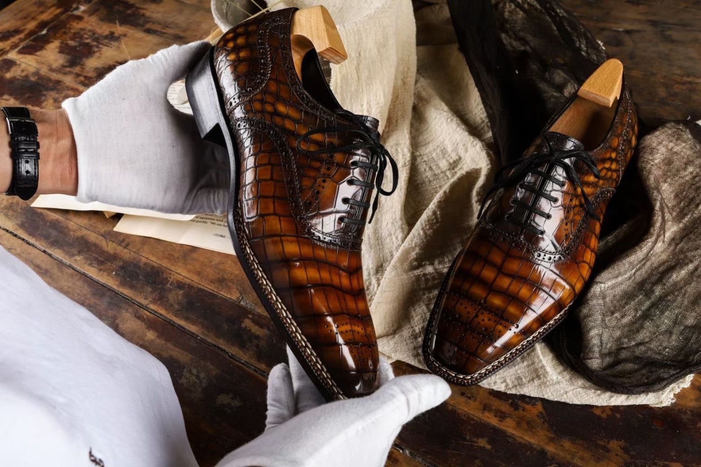 Một đôi giày Oxford, lên màu patina, cấu trúc Norwegian handmade