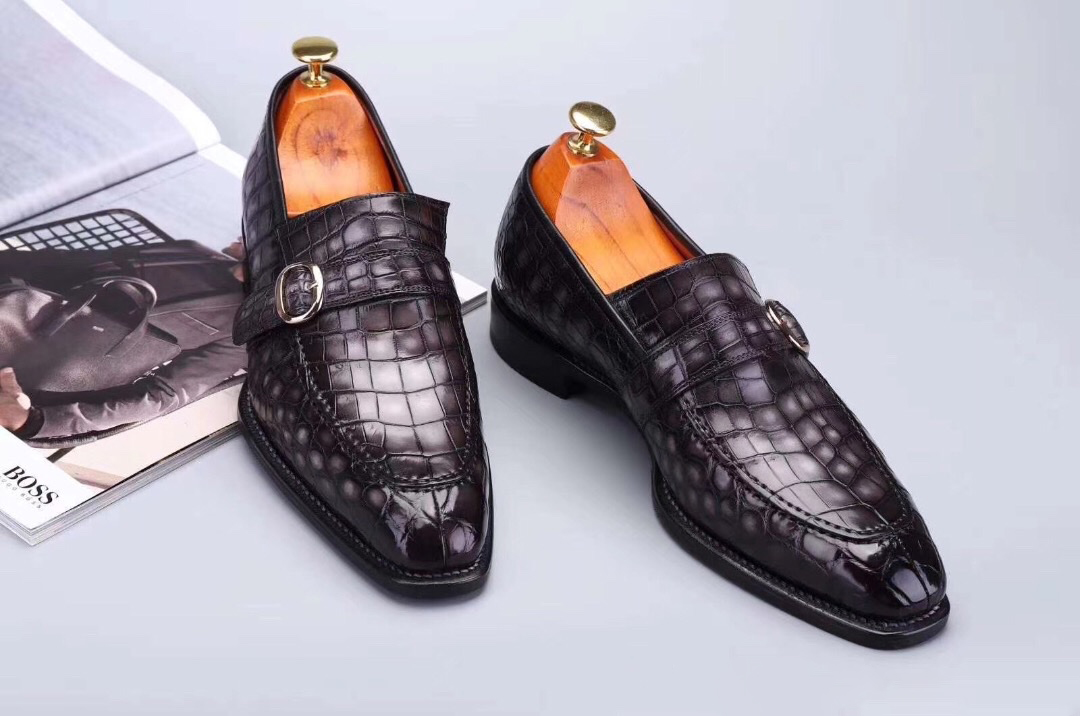 Đôi giày da cá sấu với thiết kế Single Monkstrap, cấu trúc goodyear handmade
