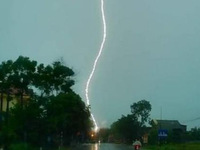 Tin tức trong ngày - 2 người phụ nữ đi xe máy bị sét đánh tử vong