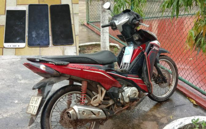 Xe mô tô phương tiện gây án và 3 chiếc điện thoại trong vụ trộm rạng sáng 12/7.