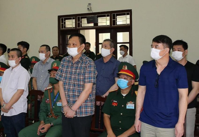 Cựu đại tá Nguyễn Thế Anh tại tòa (hàng trên, bên phải). Ảnh: Thông tấn Quân sự