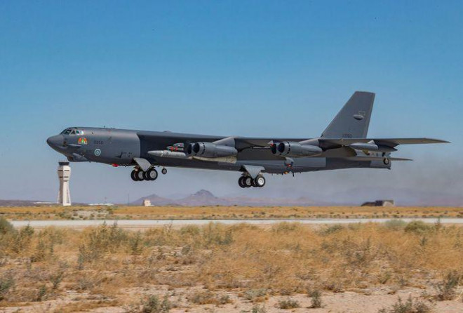 Chiếc B-52H Stratofortress cất cánh từ Căn cứ Không quân Edwards, bang California, mang theo ARRW. Ảnh: Lực lượng Không quân Mỹ