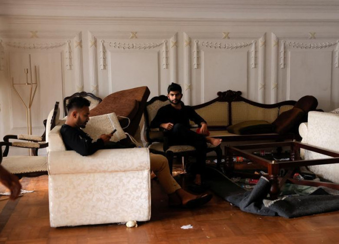 Nghỉ ngơi trên ghế