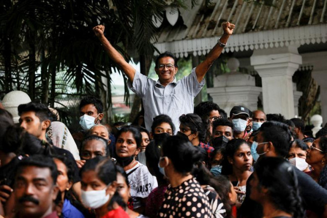 Bên ngoài tòa nhà, lực lượng an ninh
vẫn đứng canh gác nhưng không ai ngăn cản người dân ra vào