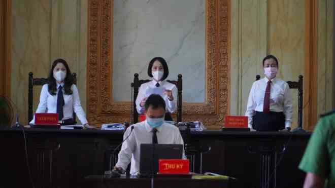 Giữa tháng 12-2021, TAND TP.HCM mở phiên xử và quyết định trả hồ sơ điều tra bổ sung làm rõ bảy vấn đề. Ảnh: M.TÂM