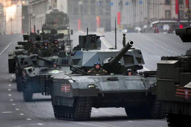 Xe tăng T-14 Armata của Nga trên đường tới Quảng trường Đỏ tham gia buổi tập dượt lễ duyệt binh Ngày Chiến thắng hôm 9-5-2015. Ảnh: Alexander Zemlianichenko/AP