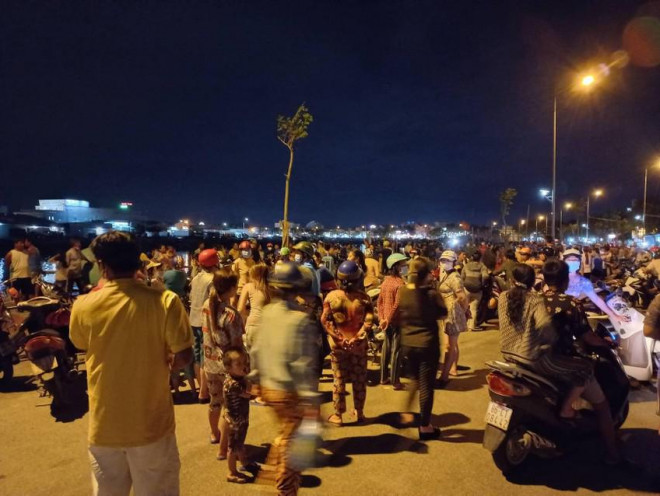 Rất nhiều người dân tập trung ở cảng Phan Thiết tối 13-7 nghe ngóng. Ảnh:&nbsp;NT