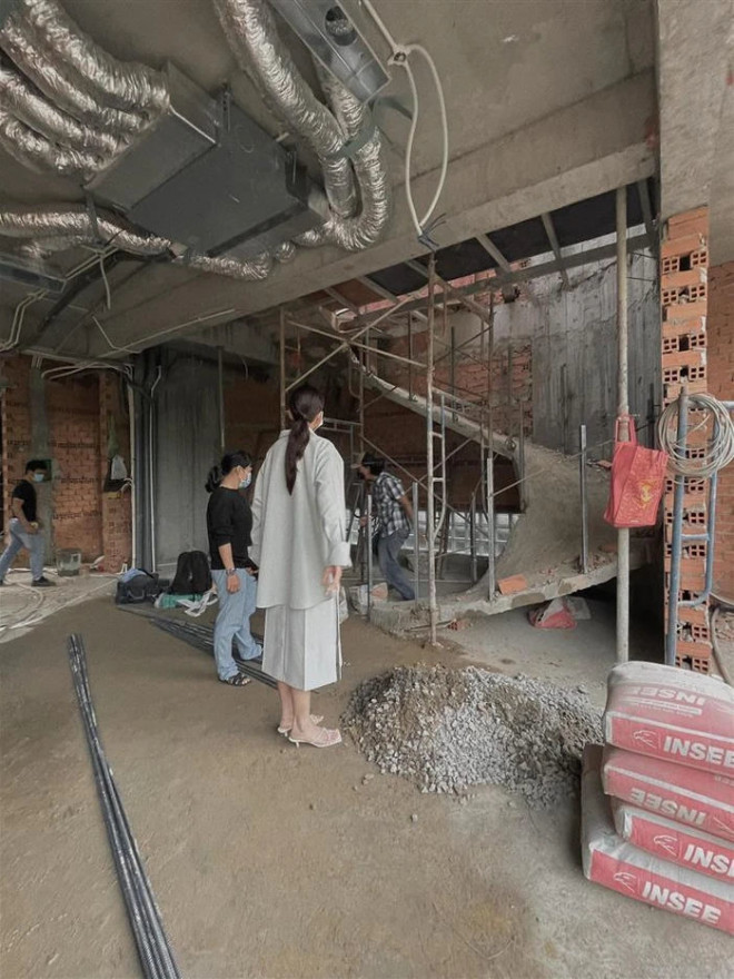 Bởi có thể thấy dù bận rộn nhưng siêu mẫu dành
rất nhiều thời gian để tới công trình giám sát.