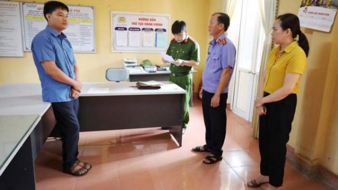 Cơ quan Công an đọc lệnh bắt tạm giam đối với Nguyễn Kim Tuấn