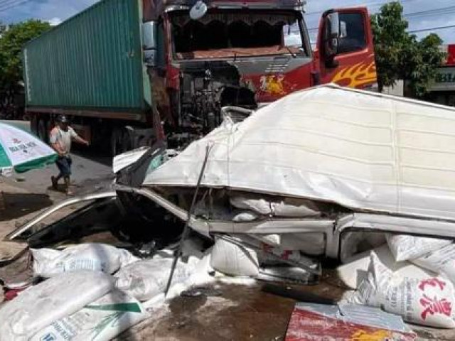 Tin tức trong ngày - Ô tô 12 chỗ đâm trực diện xe đầu kéo, 2 người thương vong