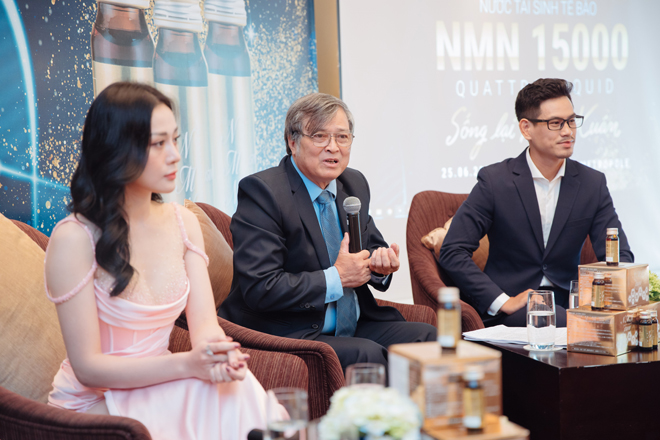 PGS. TS Trần Đình Toán – Nguyên Viện trưởng Viện Dinh dưỡng lâm sàng (ở giữa) chia sẻ về hoạt chất NMN trong việc chăm sóc sức khỏe tại buổi họp báo ra mắt sản phẩm NMN Quatro Liquid 15000