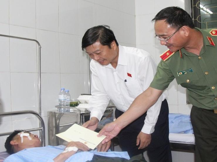 Pháp luật - Sức khoẻ của 5 cảnh sát bị tấn công khi làm nhiệm vụ ở Nghệ An giờ ra sao?