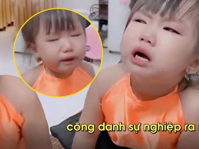 Clip: Bé gái đang khóc nức nở, nghe mẹ hát bài tủ lập tức quẩy ngay tức thì