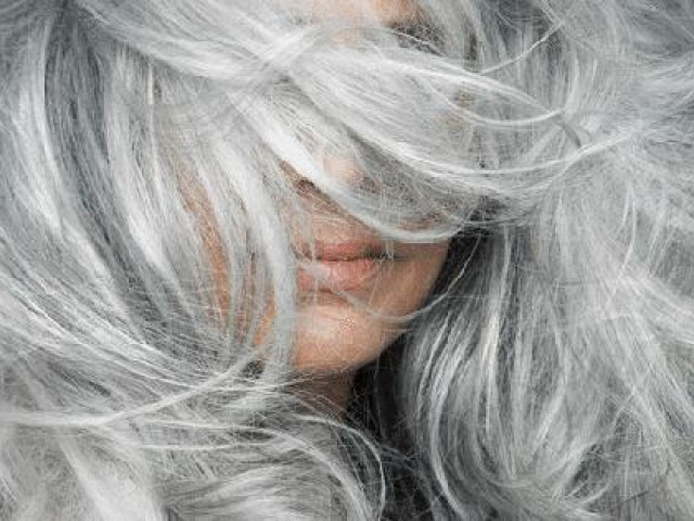Thực hư tin đồn người tóc bạc ít bị ung thư, vị trí tóc bạc sẽ báo hiệu những bệnh gì liên quan