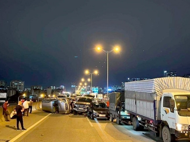 Đường vành đai 3 kẹt cứng vì 5 xe ô tô đâm liên hoàn