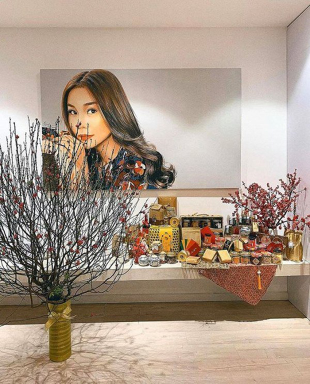 Điểm nhấn khu vực này là bức tranh
chân dung của nữ siêu mẫu