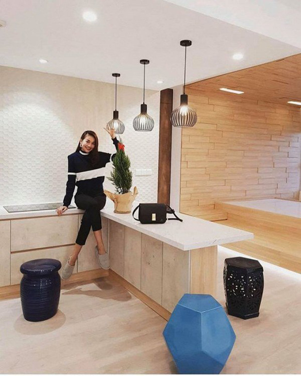 Căn hộ của nữ siêu mẫu được trang trí
theo phong cách tối giản nên tạo cảm giác rất rộng rãi, thoải mái.
Phòng ngủ của Thanh Hằng nằm kế bên phòng khách và khu vực bếp.