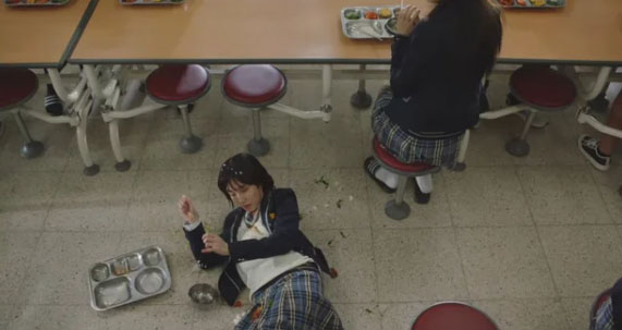 Young Woo bị bắt nạt thời đi học vì chứng rối loạn phổ tự kỷ. Sau khi đi làm, mọi thứ còn tồi tệ hơn.