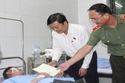 Pháp luật - Sức khoẻ của 5 cảnh sát bị tấn công khi làm nhiệm vụ ở Nghệ An giờ ra sao?