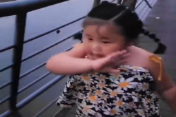 Bạn trẻ - Cuộc sống - Clip bé gái Trung Quốc đi bộ gây "bão" mạng xã hội: Bố không giảm cân con vẫn yêu