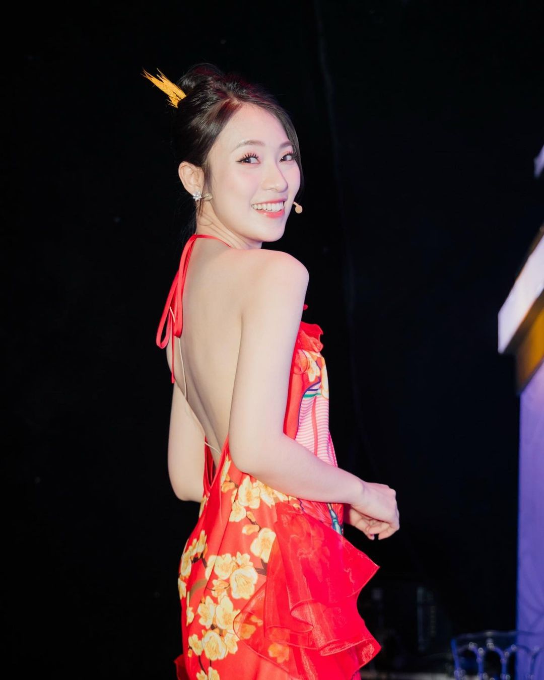Làm MC cho một chương trình trong dịp năm mới, Khánh Vy chọn cho mình một thiết kế dáng yếm vừa có nét truyền thống vừa mang vẻ hiện đại.