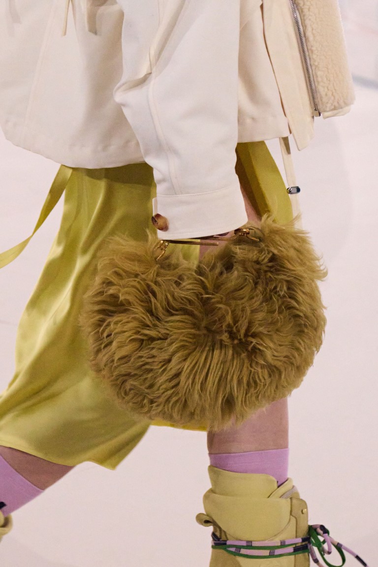 5 phong cách túi xách từ sàn diễn thời trang mùa thu 2022 - 7