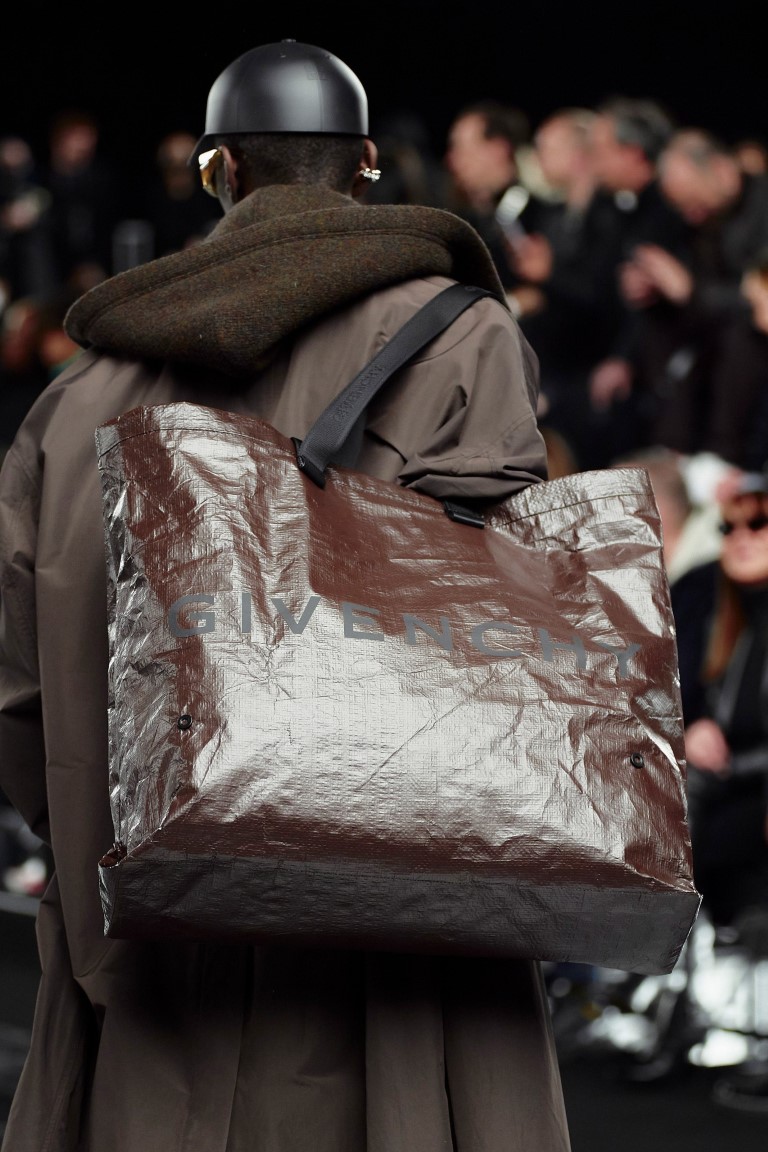 5 phong cách túi xách từ sàn diễn thời trang mùa thu 2022 - 9