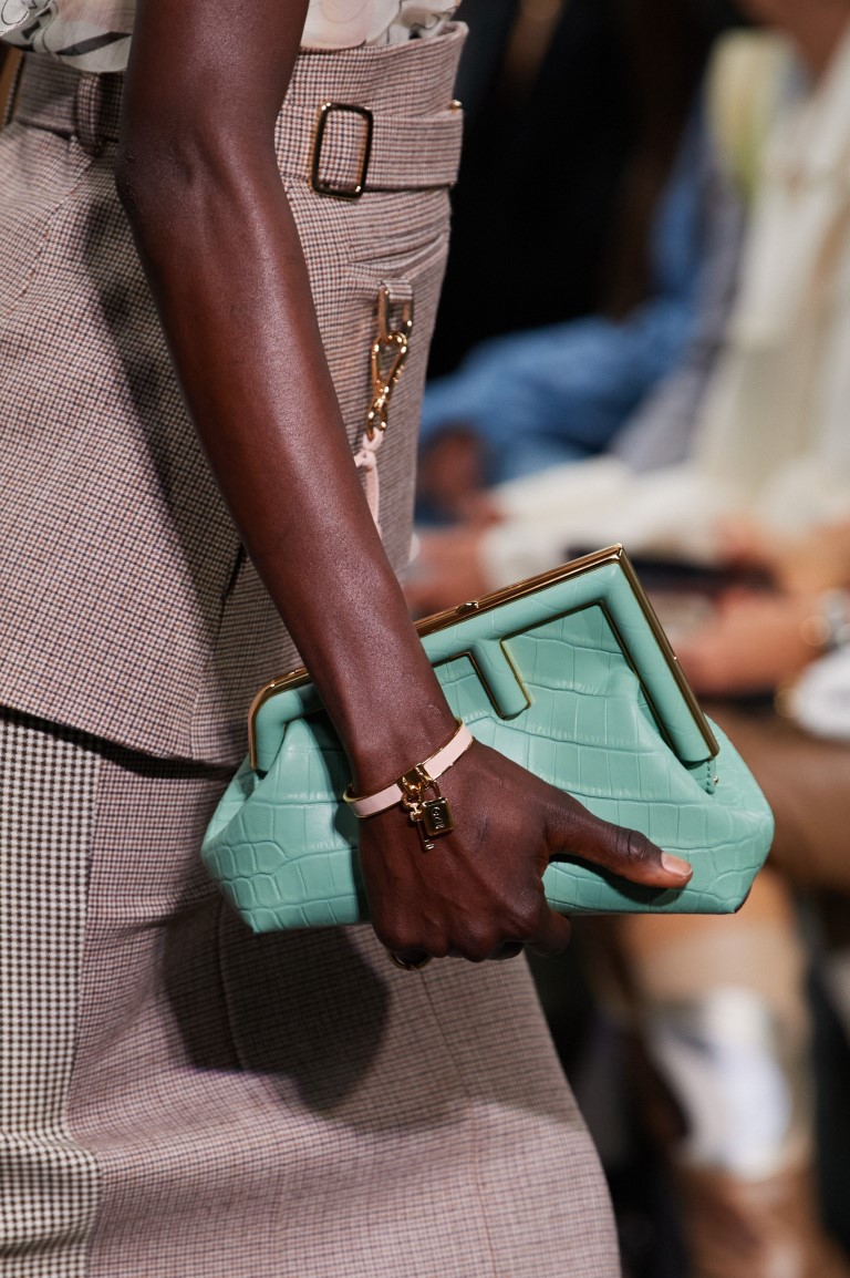 5 phong cách túi xách từ sàn diễn thời trang mùa thu 2022 - 3